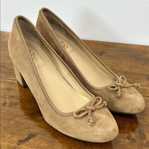 Me Too Suede Pumps Heels Shoes Women's Size 8.5 Leather Minimalist Neutral Work
